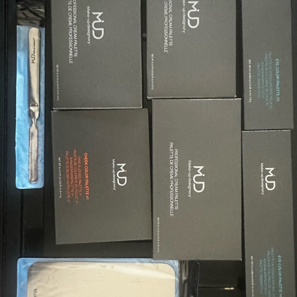 MAKEUP KIT - Picture 4 of 4